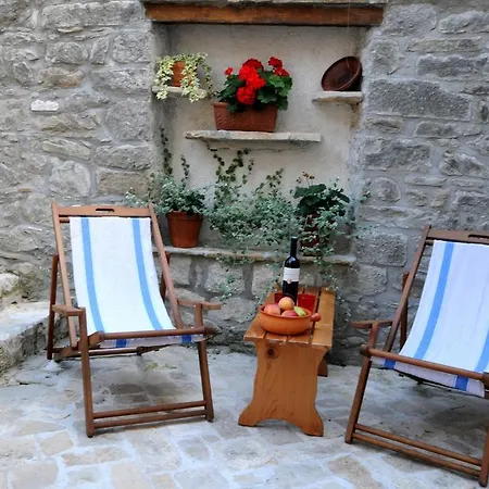 Homes Poli Svetega Antona Tatil Evi