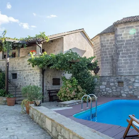 Homes Poli Svetega Antona Tatil Evi *