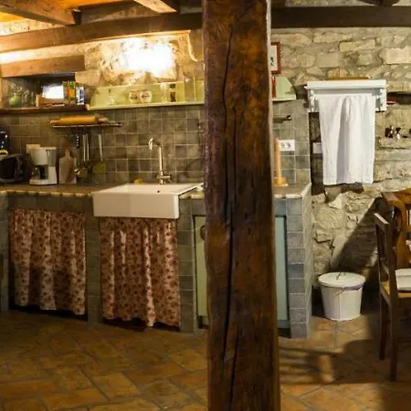 Homes Poli Svetega Antona Tatil Evi