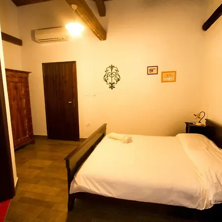 Homes Poli Svetega Antona Tatil Evi *