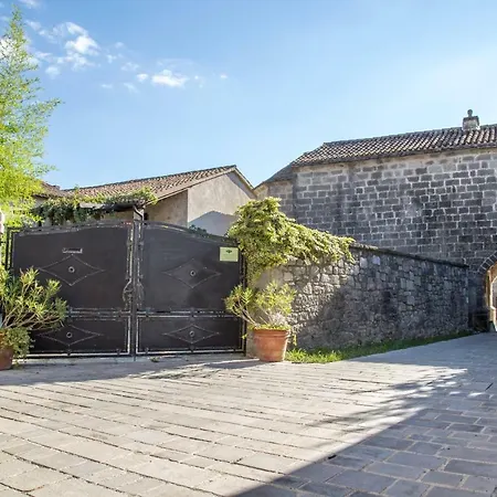 Homes Poli Svetega Antona Tatil Evi
